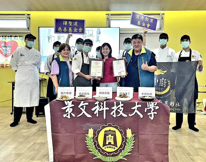 JUST's volunteer cooking team celebrated the Double Ninth Festival with seniors in Shiding. ##..~~.~.~圖片