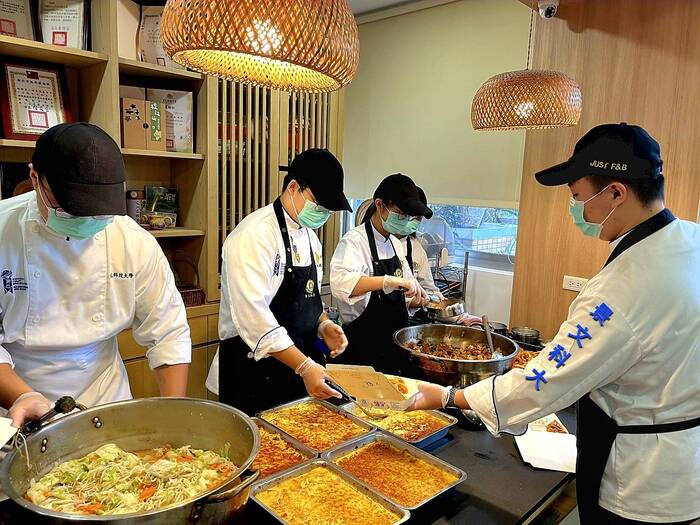 JUST's volunteer cooking team celebrated the Double Ninth Festival with seniors in Shiding. ##..~~.~.~圖片