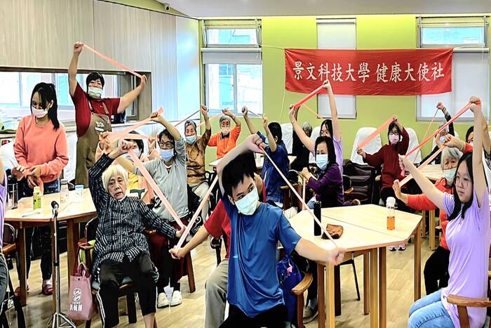 JUST's volunteer cooking team celebrated the Double Ninth Festival with seniors in Shiding. ##..~~.~.~圖片