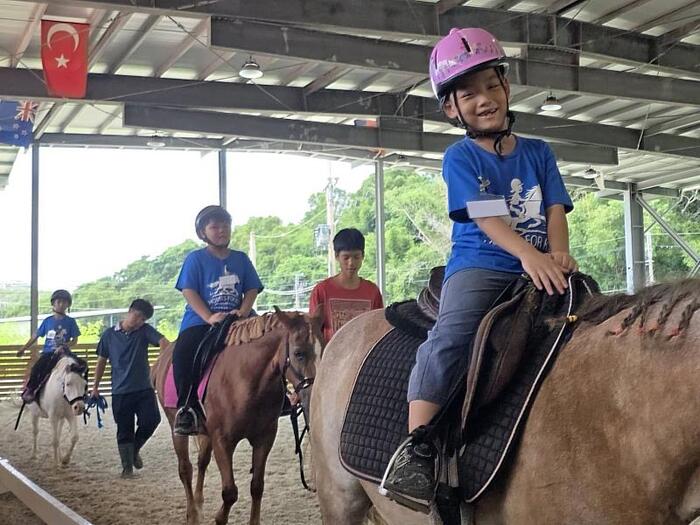 JUST Hosts Equestrian Summer Camp, Enabling Children from the Sanchong Family Support Center to Learn Life Education Through Fun and Engaging Activities圖片