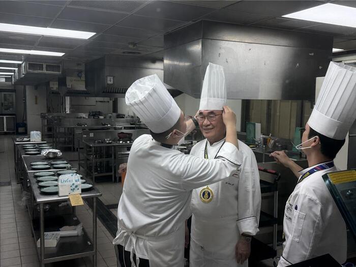 Lee Szu-chuan Participates in University Catering Department Activity, Dresses as Chef to Present Policy Proposals圖片