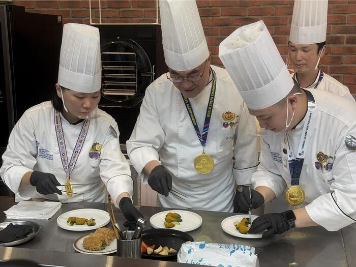 Lee Szu-chuan Participates in University Catering Department Activity, Dresses as Chef to Present Policy Proposals圖片