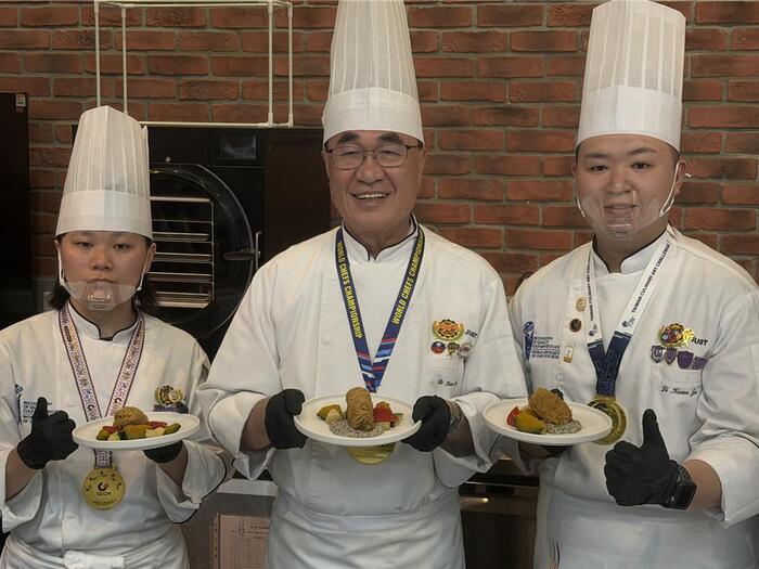 Lee Szu-chuan Participates in University Catering Department Activity, Dresses as Chef to Present Policy Proposals圖片