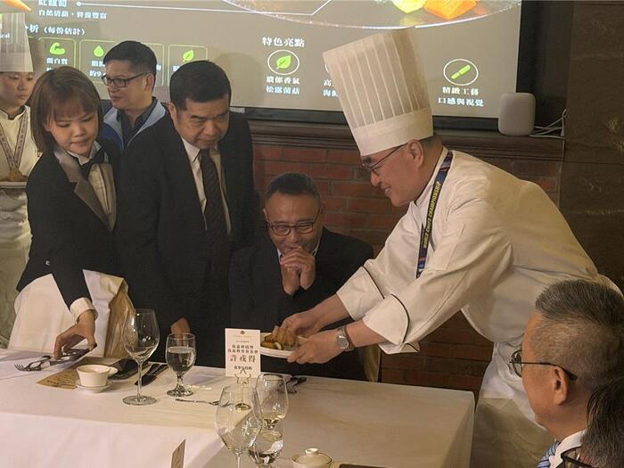Lee Szu-chuan Participates in University Catering Department Activity, Dresses as Chef to Present Policy Proposals圖片