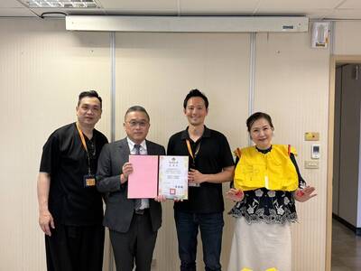 Tigerair Taiwan donates 50 life jackets to the Department of Travel Management of JUST to jointly cultivate aviation tourism safety talents.