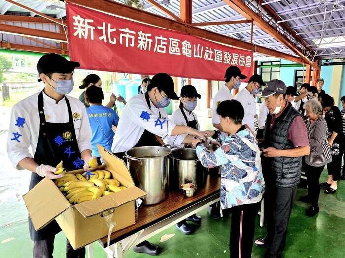 Jinwen University of Science and Technology (JUST) Spends Time with Seniors in Guishan Community, Sharing a Warm Autumn Moment.圖片