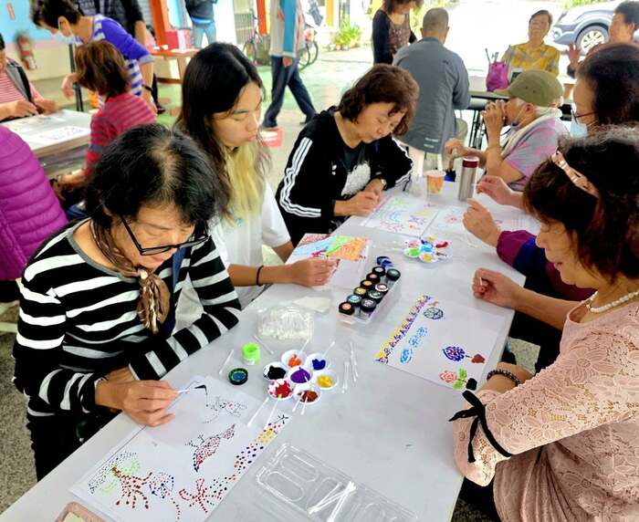 Jinwen University of Science and Technology (JUST) Spends Time with Seniors in Guishan Community, Sharing a Warm Autumn Moment.圖片