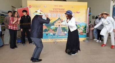 The Department of Travel Management of JUST presents the "Vietnam Tourism Festival": a cultural exchange of traditional crafts and popular hit songs.
