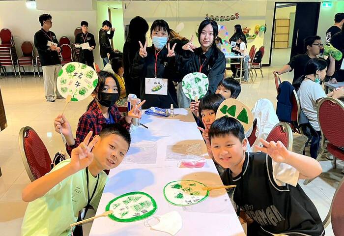 JUST accompanies children from the Family Assistance Center to explore the fun of exotic pandan biscuits and peach fruit tea.圖片