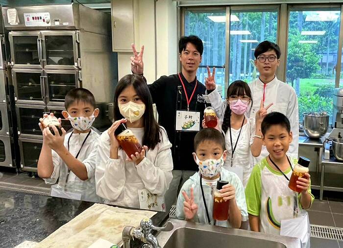 JUST accompanies children from the Family Assistance Center to explore the fun of exotic pandan biscuits and peach fruit tea.圖片