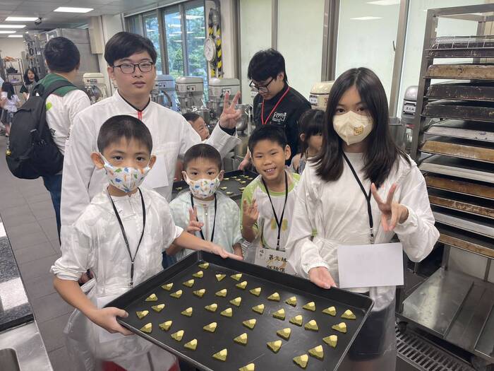 JUST accompanies children from the Family Assistance Center to explore the fun of exotic pandan biscuits and peach fruit tea.圖片