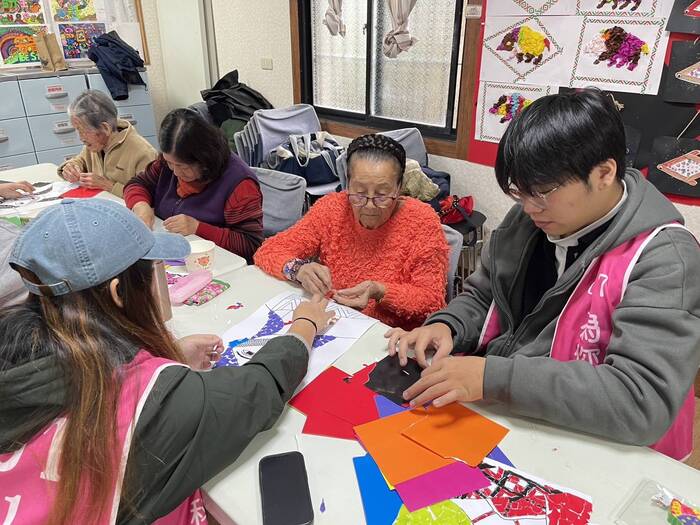 The JUST's volunteer chef team accompanied tribal elders in experiencing the joy of paper tearing and collage.圖片
