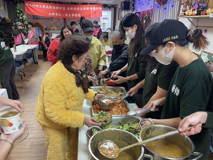 The JUST's volunteer chef team accompanied tribal elders in experiencing the joy of paper tearing and collage.圖片