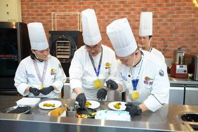 Wearing chef's robes, they celebrated JUST's international gold medal win! Lee Szu-chuan, a vocational school graduate: Transforming New Taipei City relies on industry-academia collaboration. (20260618)