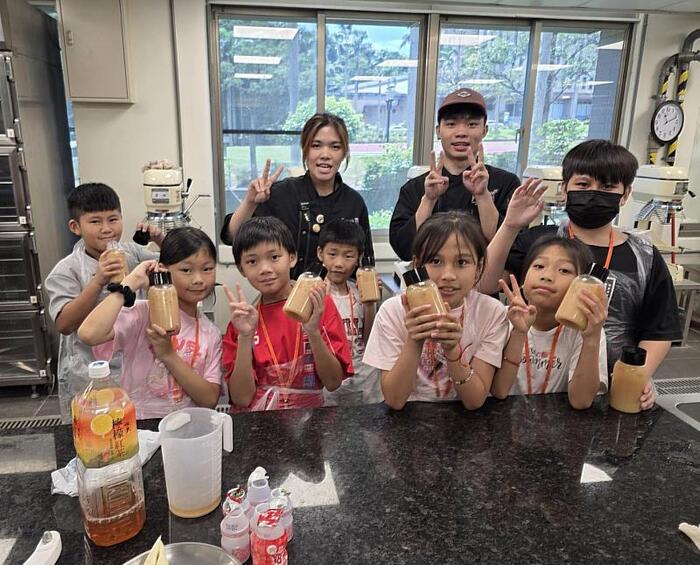 Jinwen University of Science and Technology (JUST) Faculty and Students Help Children from the Sanchong Family Support Center Explore Career Exploration: Making Zongzi-Shaped Sandwich Cookies and Frozen Drinks圖片