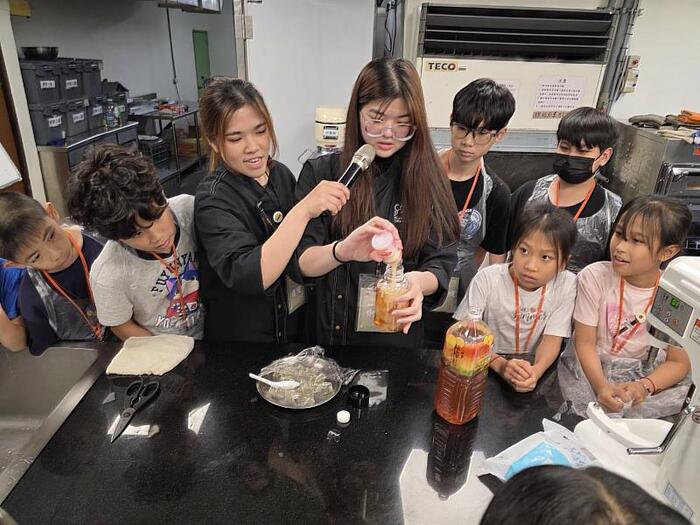 Jinwen University of Science and Technology (JUST) Faculty and Students Help Children from the Sanchong Family Support Center Explore Career Exploration: Making Zongzi-Shaped Sandwich Cookies and Frozen Drinks圖片