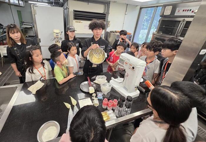 Jinwen University of Science and Technology (JUST) Faculty and Students Help Children from the Sanchong Family Support Center Explore Career Exploration: Making Zongzi-Shaped Sandwich Cookies and Frozen Drinks圖片