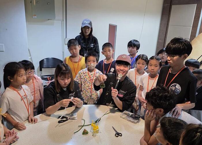 Jinwen University of Science and Technology (JUST) Faculty and Students Help Children from the Sanchong Family Support Center Explore Career Exploration: Making Zongzi-Shaped Sandwich Cookies and Frozen Drinks圖片
