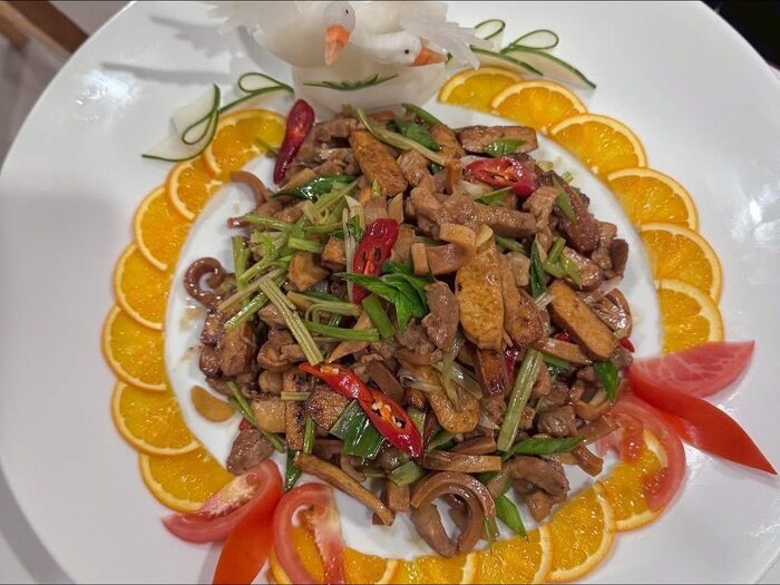 JUST promotes Hakka culinary culture, passing on culinary skills and the spirit of diligence and thrift through the "Four Braised and Four Stir-fried" Hakka dishes.圖片