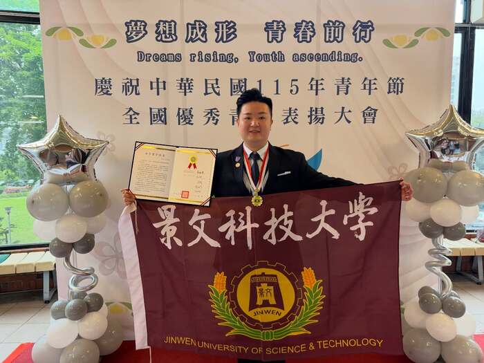 Li Guanru – with Li Yingwei and 18 others, at the Jiantan Youth Activity Center in Taipei.圖片