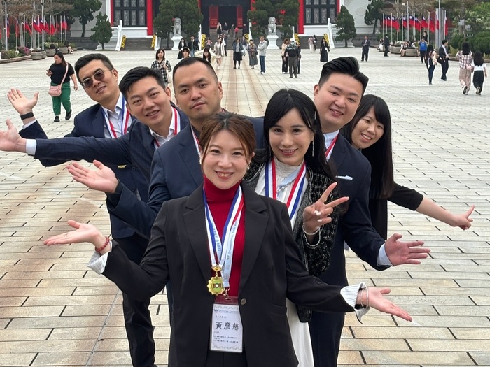 Li Guanru – with Li Yingwei and 18 others, at the Jiantan Youth Activity Center in Taipei.圖片