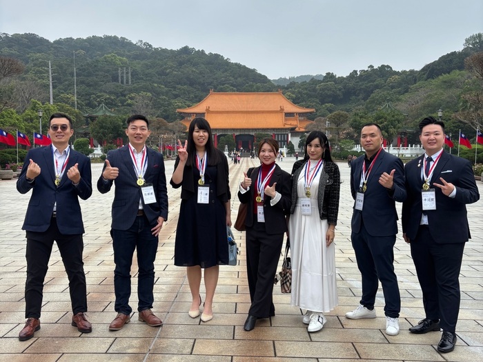 Li Guanru – with Li Yingwei and 18 others, at the Jiantan Youth Activity Center in Taipei.圖片