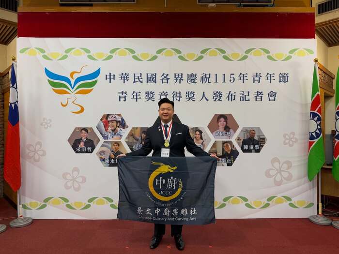 Li Guanru – with Li Yingwei and 18 others, at the Jiantan Youth Activity Center in Taipei.圖片