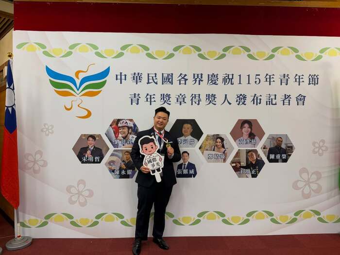 Li Guanru – with Li Yingwei and 18 others, at the Jiantan Youth Activity Center in Taipei.圖片