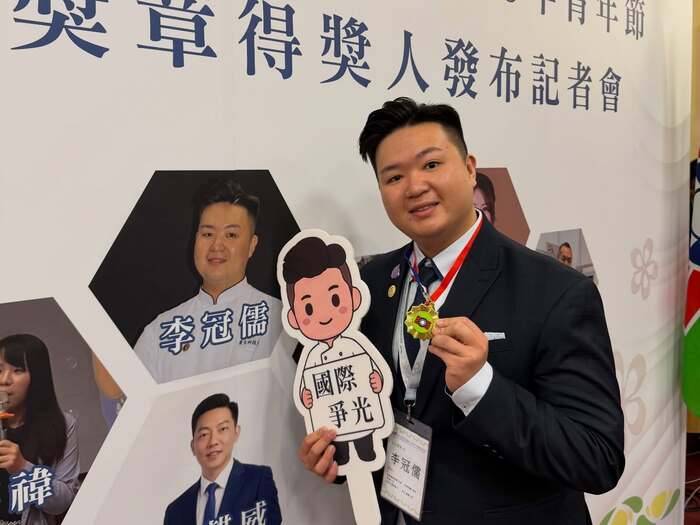 Li Guanru – with Li Yingwei and 18 others, at the Jiantan Youth Activity Center in Taipei.圖片