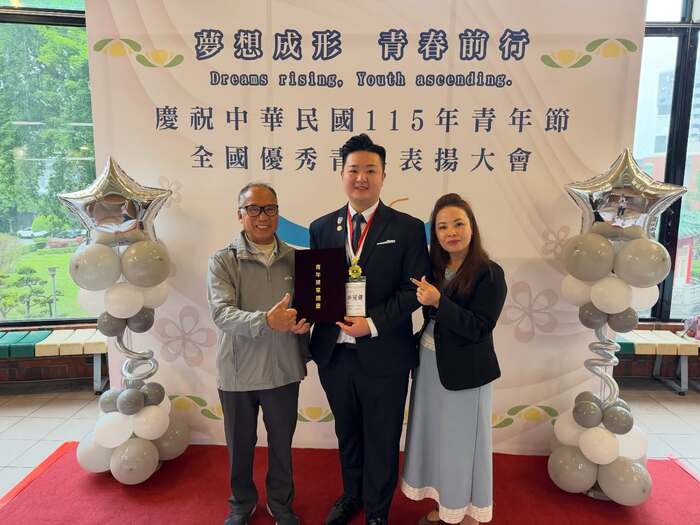 Li Guanru – with Li Yingwei and 18 others, at the Jiantan Youth Activity Center in Taipei.圖片