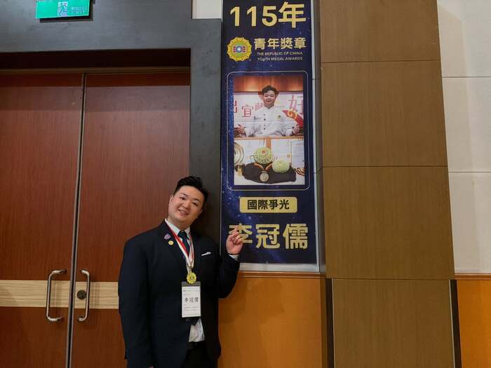 Li Guanru – with Li Yingwei and 18 others, at the Jiantan Youth Activity Center in Taipei.圖片