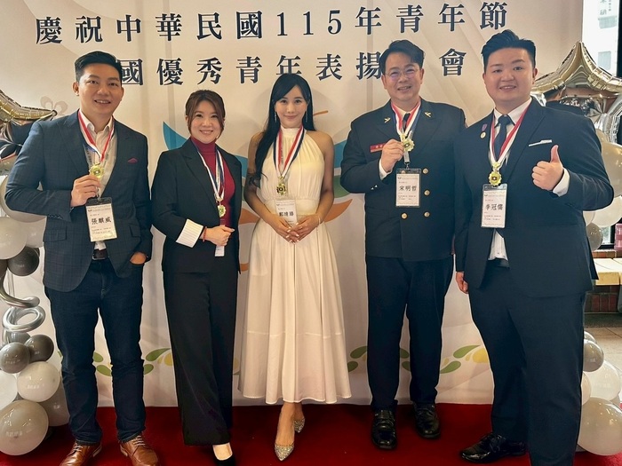 Li Guanru – with Li Yingwei and 18 others, at the Jiantan Youth Activity Center in Taipei.圖片