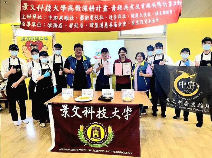 JUST's volunteer chefs team up with senior citizens to cook a comforting "braised pork with soy sauce"圖片