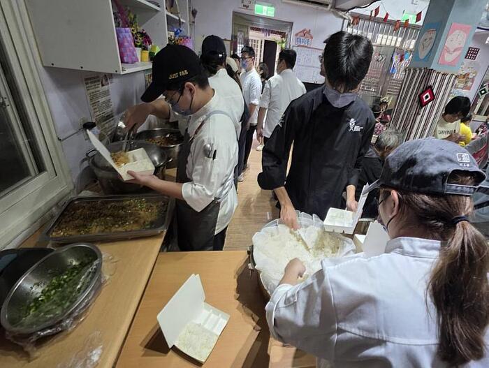JUST’s Volunteer Chef Team Serves Up a Meal: Youth and Elders Swap Cooking Tips. (October 9, in 2026.)圖片