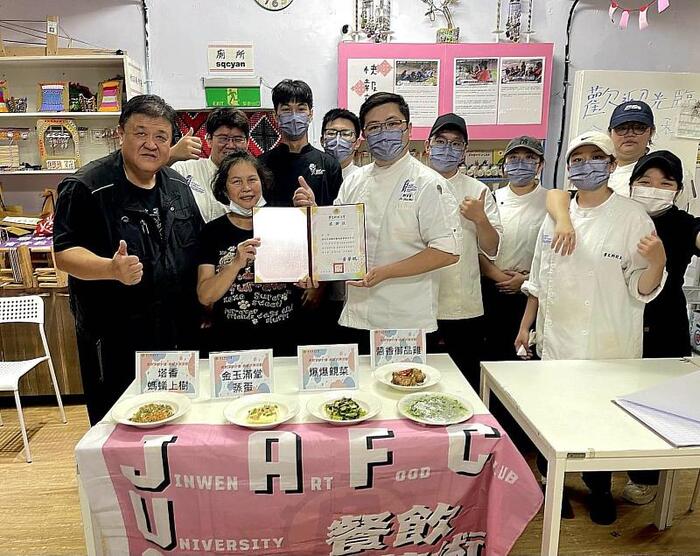 JUST’s Volunteer Chef Team Serves Up a Meal: Youth and Elders Swap Cooking Tips. (October 9, in 2026.)圖片