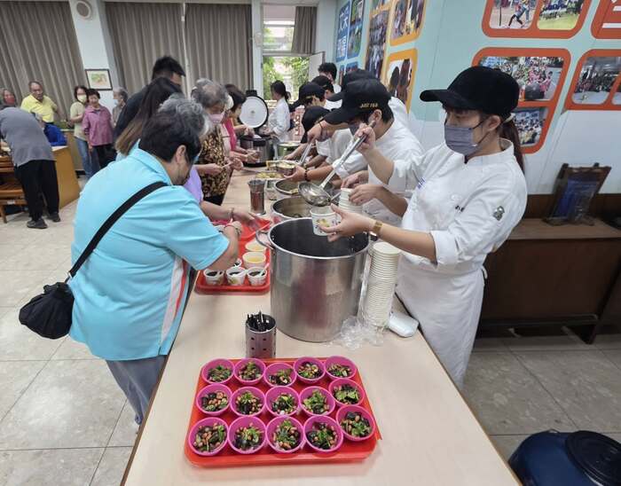 JUST’s Volunteer Culinary Team Brings Warmth and Joy to Seniors Ahead of the Double Ninth Festival.圖片