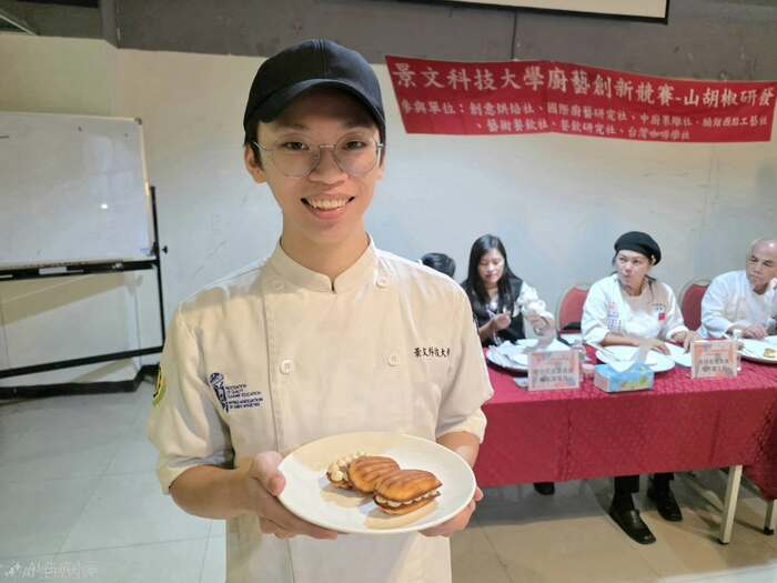 Forty incredibly creative and lavish indigenous dishes were served at JUST. One example is the collaboration between Sichuan peppercorns and French madeleines and croissants.圖片
