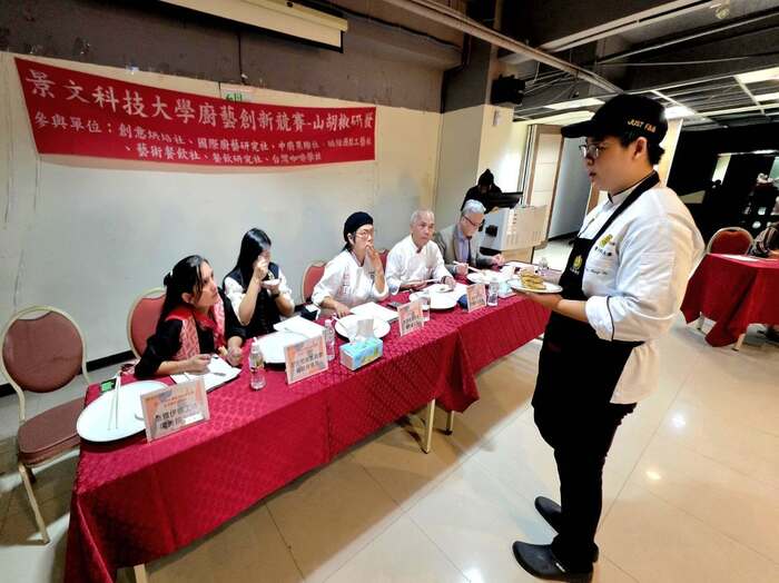 Forty incredibly creative and lavish indigenous dishes were served at JUST. One example is the collaboration between Sichuan peppercorns and French madeleines and croissants.圖片