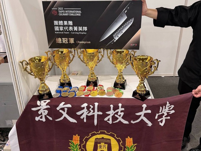 Taipei International Culinary Challenge: Department of Food and Beverage Management, JUST, Wins National Elite Team Championship in Vegetable and Fruit Carving.圖片