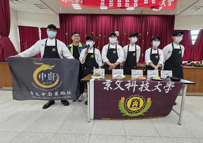 JUST's Volunteer Chefs Served Dishes to Celebrate Mother's Day in Advance with Seniors圖片