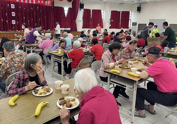 JUST's Volunteer Chefs Served Dishes to Celebrate Mother's Day in Advance with Seniors圖片