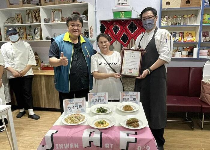 JUST's volunteer chefs prepared meals and brought joy to the elders of the tribal community.圖片