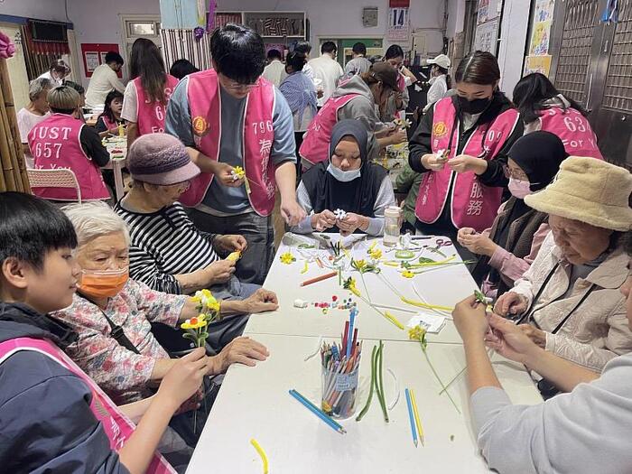 JUST's volunteer chefs prepared meals and brought joy to the elders of the tribal community.圖片