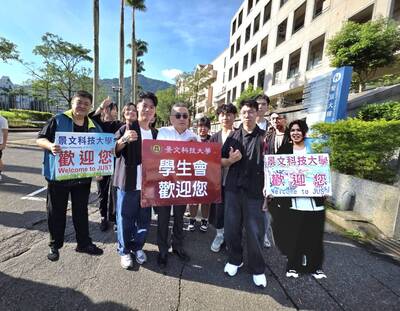 President Huang Rongpeng encouraged new students at JUST to strive to become international, multidisciplinary talents.